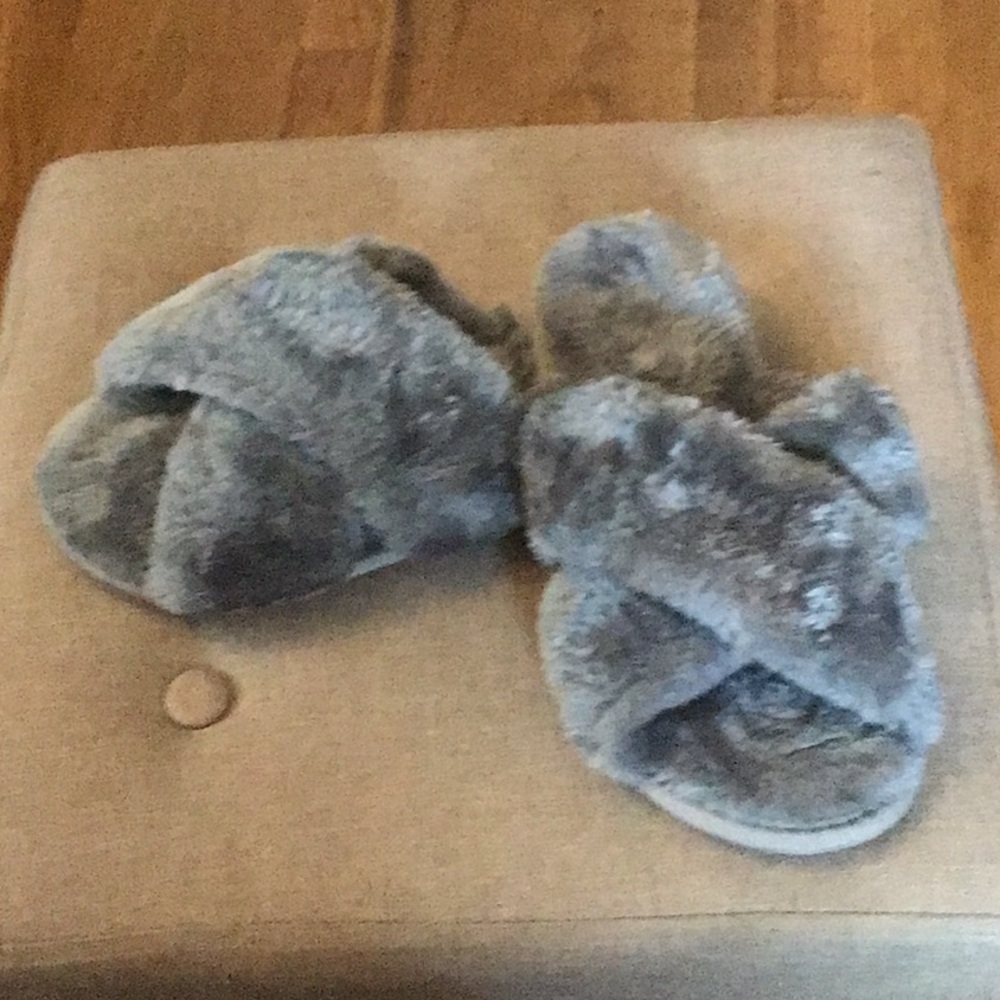 NEW CRAZY LADY FUZZY SLIPPERS SZM (7-8). CUTE AND COMFY IN BLUE.